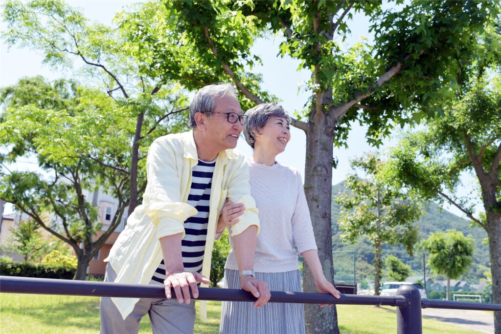 健康を取り戻し笑顔で散歩するご夫婦